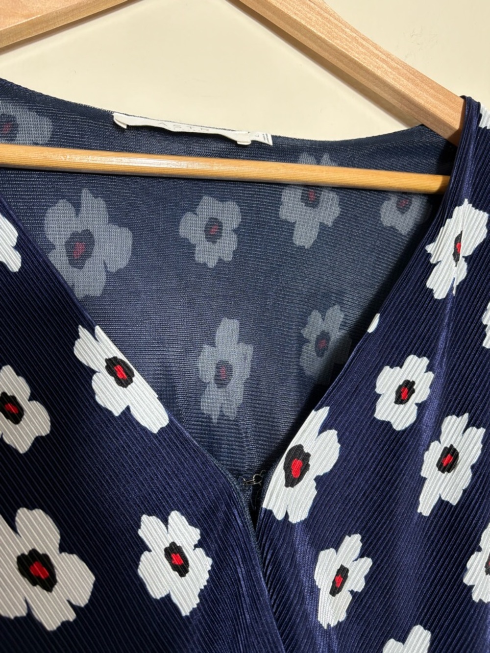 ASTR The Label Floral Wrap Crop Top Long Sleeve Navy White Paris Chic L - Picture 4 of 9